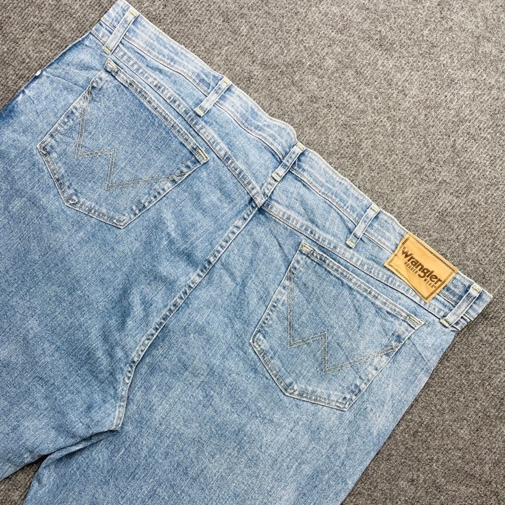 Wrangler Rugged Wear Men's Regular Fit Jeans 44x32 Flex Waist Light Wash Denim